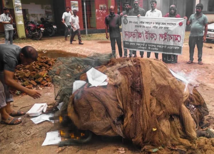 তীরনই নদীর প্রাণ বাঁচাতে ভোর ৪টায় অতর্কিত অভিযান, আগুনে পুড়ে ছাই হলো অবৈধ সব জাল