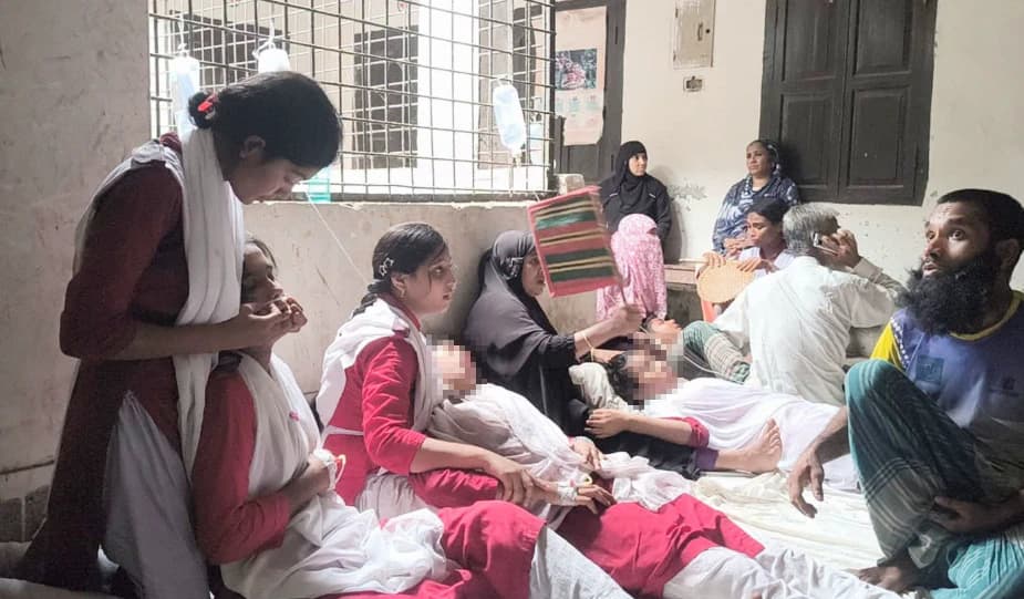 পারফিউমের ঘ্রাণে ১৫ শিক্ষার্থী হাসপাতালে, দুজনকে শেবাচিমে প্রেরণ