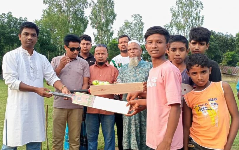 যুব সমাজকে মাদক ও জুয়া-ক্যাসিনো থেকে দূরে রাখতে ক্রীড়া সামগ্রী বিতরণ