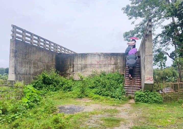 সংযোগ সড়ক নেই বলে অকেজো কোটি টাকার সেতু, সরকারি অর্থের অপচয় নিয়ে ক্ষুব্ধ এলাকাবাসী