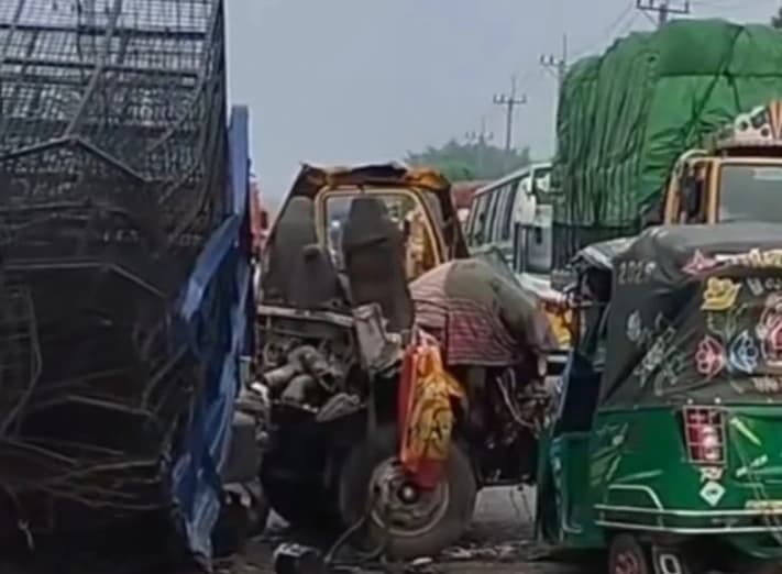 শায়েস্তাগঞ্জে ট্রাক–পিকআপ–সিএনজি সংঘর্ষে চালক নিহত, আহত ২