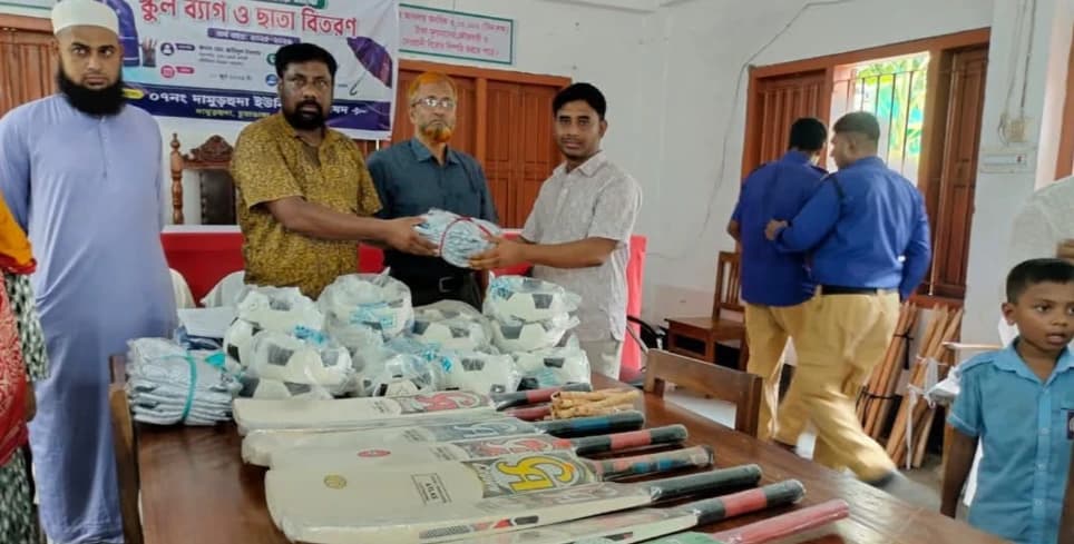 "দামুড়হুদা ইউনিয়ন পরিষদে মেধাবী শিক্ষার্থীদের মাঝে শিক্ষা উপকরণ বিতরণ।"