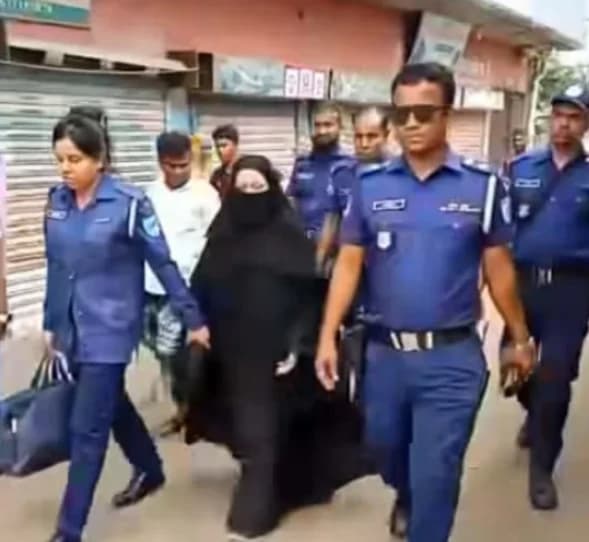 ঘর ভাঙা প্রেমের ভয়াবহ পরিণতি: স্বামীকে ঘুমের ওষুধ খাইয়ে নৃশংসভাবে হত্যার দায়ে স্ত্রী গ্রেপ্তার