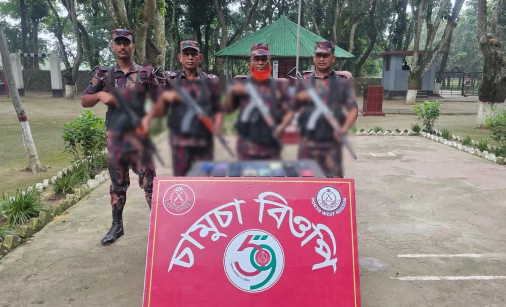 ভোলাহাটে বিজিবির অভিযানে ১৬টি ভারতীয় চোরাই মোবাইল জব্দ