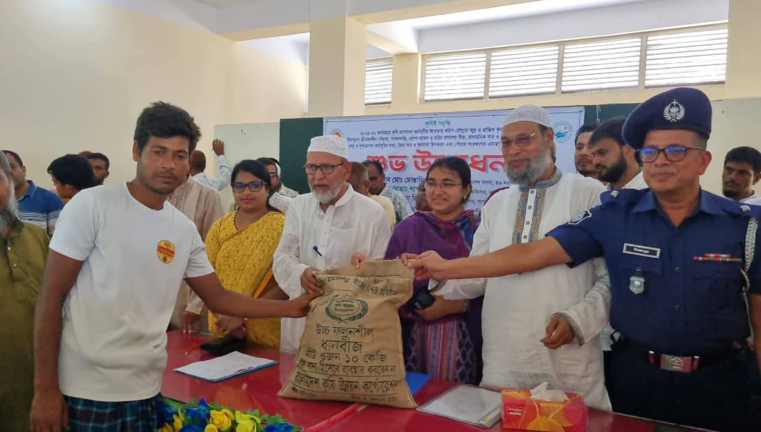 সাপাহারে কৃষি প্রণোদনার উপকরণ বিতরণের উদ্বোধন করেন এমপি মোস্তাফিজুর রহমান