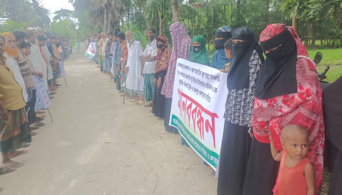 কমলনগরে নুরু হত্যা মামলায় নিরীহ শ্রমিক ও গৃহবধূকে ফাঁসানোর প্রতিবাদে মানববন্ধন