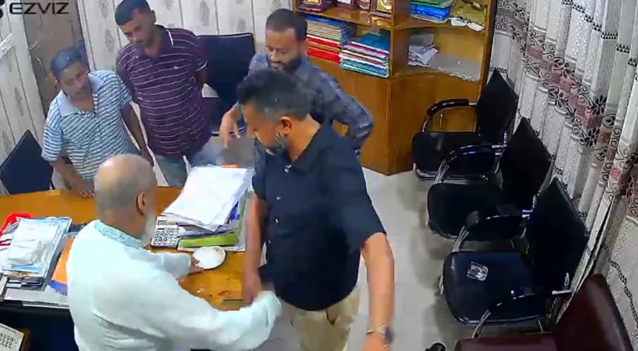 হাউজিং এমডিকে মারধর করে জোর করে চেকের সই, ভাইরাল ভিডিওতে প্রকাশ্যে এল চরম দৃশ্য