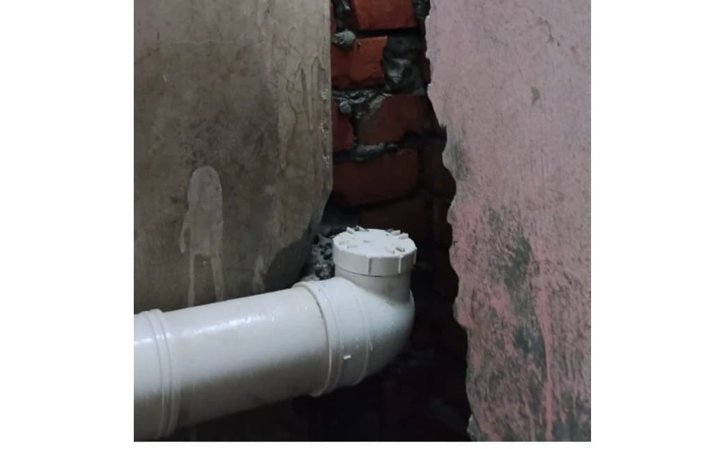এক পরিবারের কাছে অবরুদ্ধ চার পরিবার