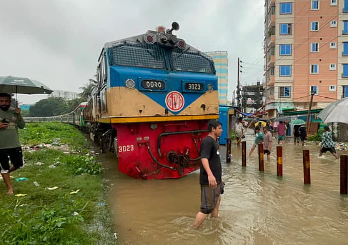 বৃষ্টির কবলে এক হাজার যাত্রী, মাঝপথে আটকে পর্যটক এক্সপ্রেস; চরম দুর্ভোগে যাত্রীরা