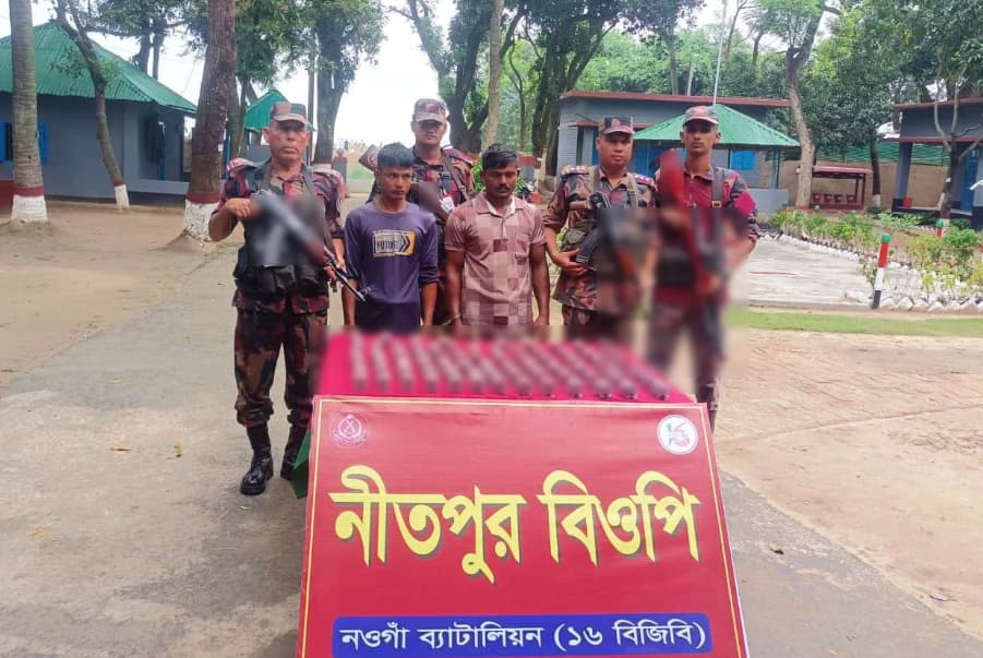 ১৬ বিজিবি কর্তৃক নওগাঁ সীমান্তে ৭৪৫০পিস ট্যাপেন্টাডল ট্যাবলেট ও ২ জন চোরাকারবারী আটক