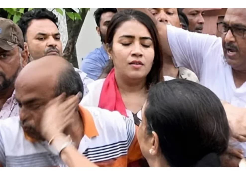 দলীয় কর্মীদের ভিড়ে চরম উত্তেজনা, ক্ষুব্ধ মমতার হাতে চড় খেলেন তৃণমূল কর্মী