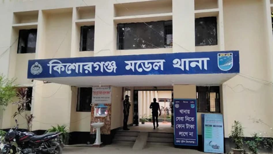 প্রতিবেশীদের ফাঁসাতে নিজ ঘরে আগুন দেওয়ার অভিযোগ