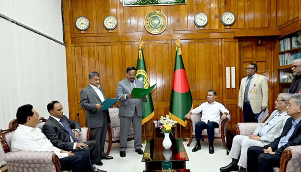 বাধা পেরিয়ে অবশেষে শপথ নিলেন সরোয়ার আলমগীর, পাশে ছিলেন প্রধানমন্ত্রী তারেক রহমান