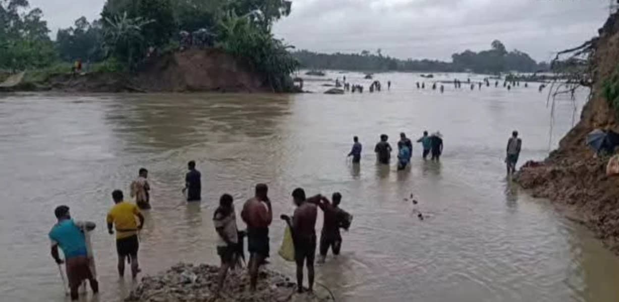 খোয়াইয়ের বাঁধ ভেঙে হবিগঞ্জে বন্যা প্লাবিত অন্তত ২০ গ্রাম, কয়েক হাজার মানুষ পানিবন্দি; নদীভাঙনে ঝুঁকিতে শহর রক্ষা বাঁধ