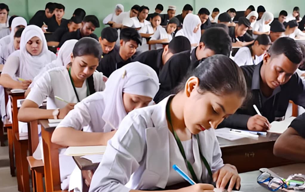 বন্যায় বিপর্যস্ত জীবন, এবার পরীক্ষার অনিশ্চয়তা: চট্টগ্রামে আবারও স্থগিত এইচএসসি পরীক্ষা