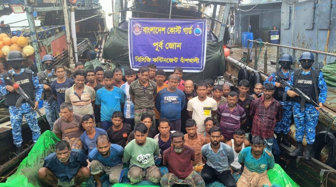 বাঁশখালীতে কোস্ট গার্ডের অভিযানে ২ অবৈধ ট্রলিং বোট, ১৪ জাল জব্দ; আটক ৩৭ জেলে