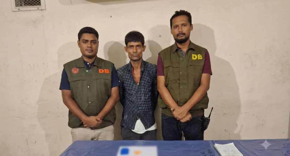 ঠাকুরগাঁওয়ে ডিবির জালে ৩২ মামলার আসামি মোজাম্মেল, উদ্ধার ইয়াবা