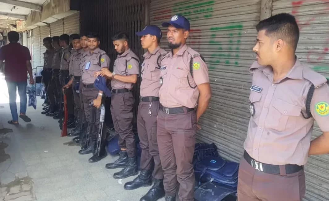 শিক্ষার্থীদের লংমার্চের ডাক, সায়েন্সল্যাব এলাকায় ব্যাপক পুলিশ মোতায়েন ও নিরাপত্তা জোরদার