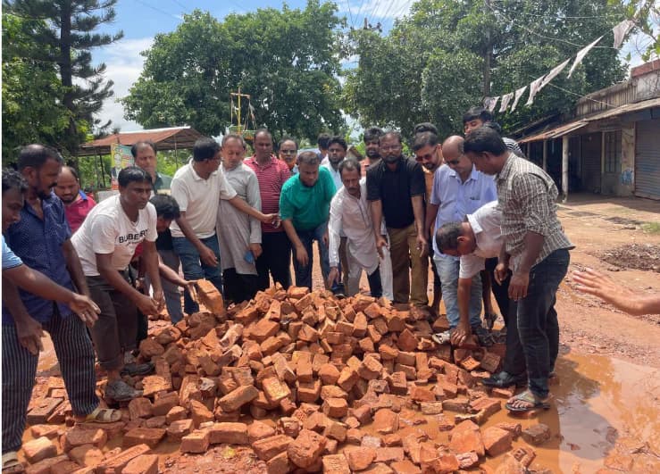 জনগণের দুর্ভোগ লাঘবে স্বেচ্ছায় সড়ক সংস্কার করল ডুমুরিয়া ইটভাটা মালিক সমিতি