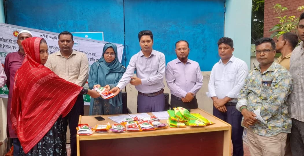 তেঁতুলিয়ায় প্রান্তিক কৃষকদের মাঝে মরিচ ও সবজির বীজ ও সার বিতরণ