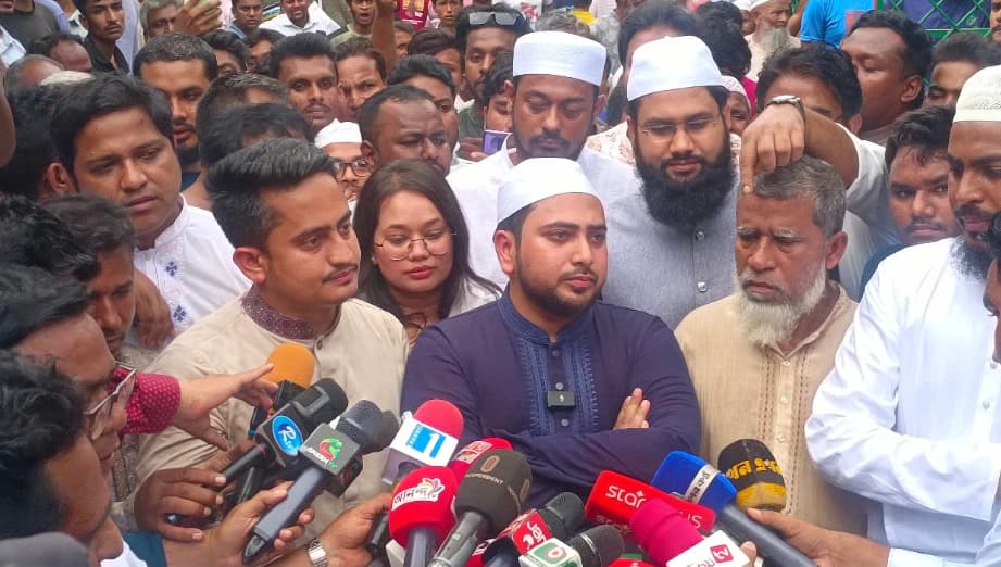 আবু সাঈদের কবরে দাঁড়িয়ে নাহিদ ইসলামের হুঙ্কার: জনগণের সঙ্গে বিশ্বাসঘাতকতা করেছে সরকার