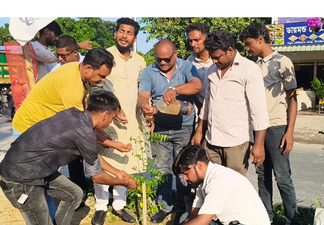 চাঁপাইনবাবগঞ্জে স্বেচ্ছাসেবক দলের বৃক্ষরোপণ কর্মসূচি