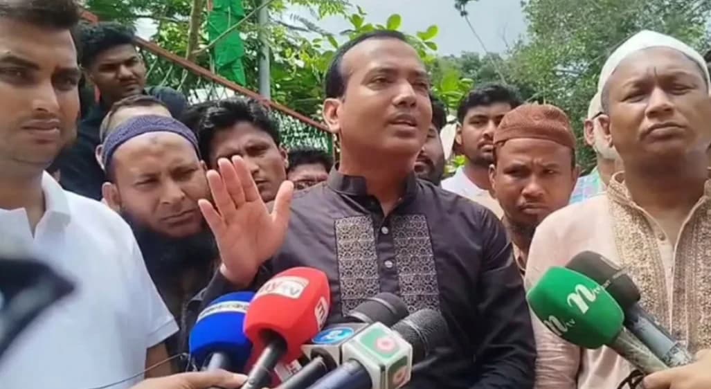 আবু সাঈদের কবরের পাশে দাঁড়িয়ে কঠিন শপথ ছাত্রদল সভাপতির, বললেন ‘রক্তের সাথে প্রতারণা করা হবে না’