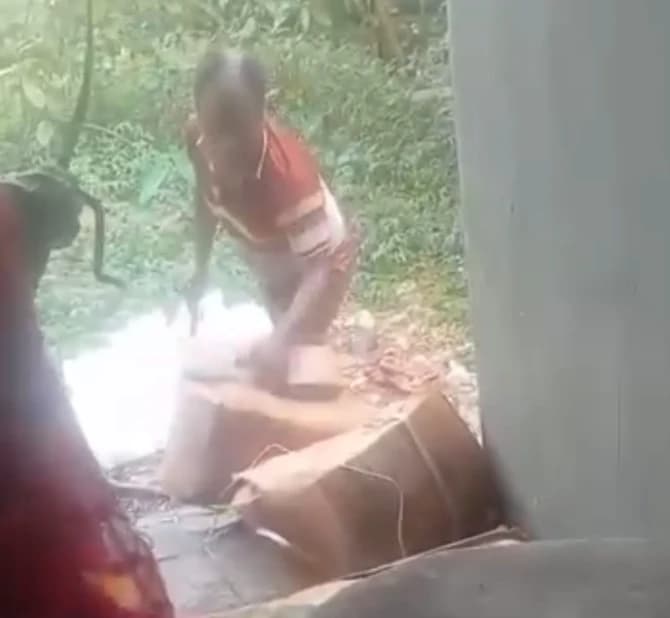 সরকারি ওষুধ গোপনে বিনষ্টের অভিযোগ, স্থানীয়দের ক্ষোভ