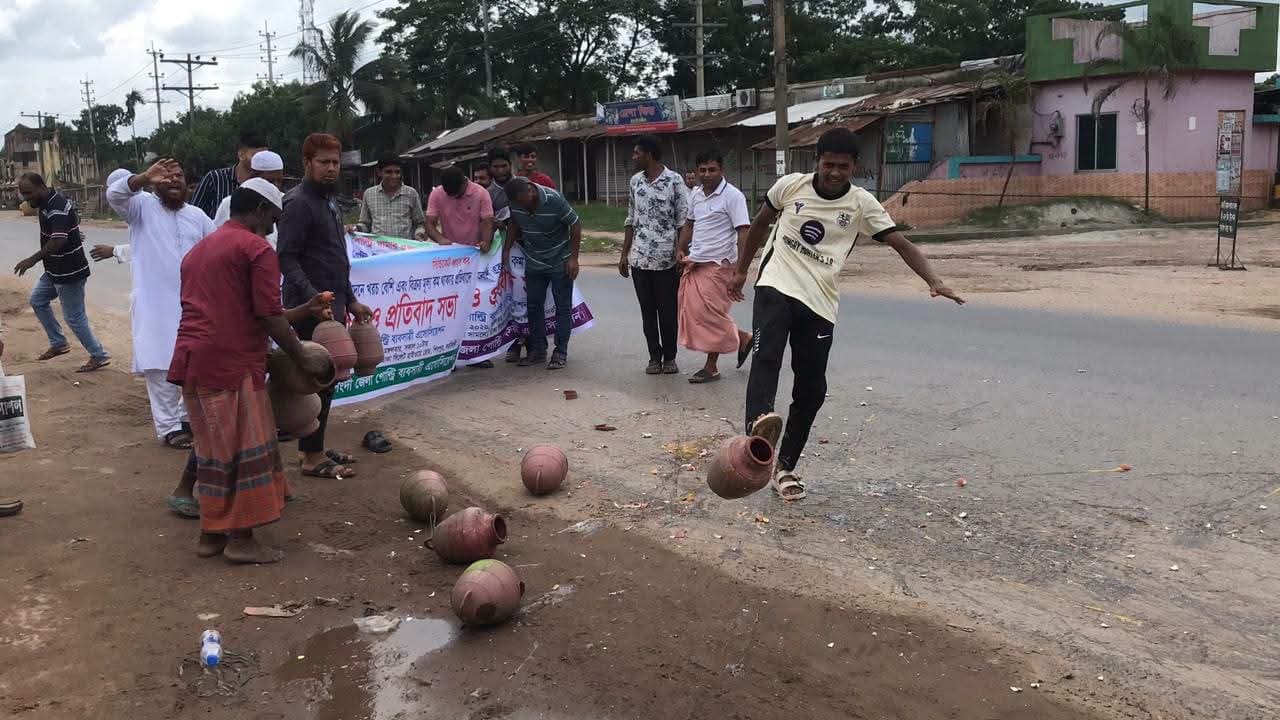 লোকসানের যন্ত্রণায় সড়কে ডিম ভাঙলেন খামারিরা, পোল্ট্রি খামার বাঁচাতে নরসিংদীতে তীব্র আর্তনাদ