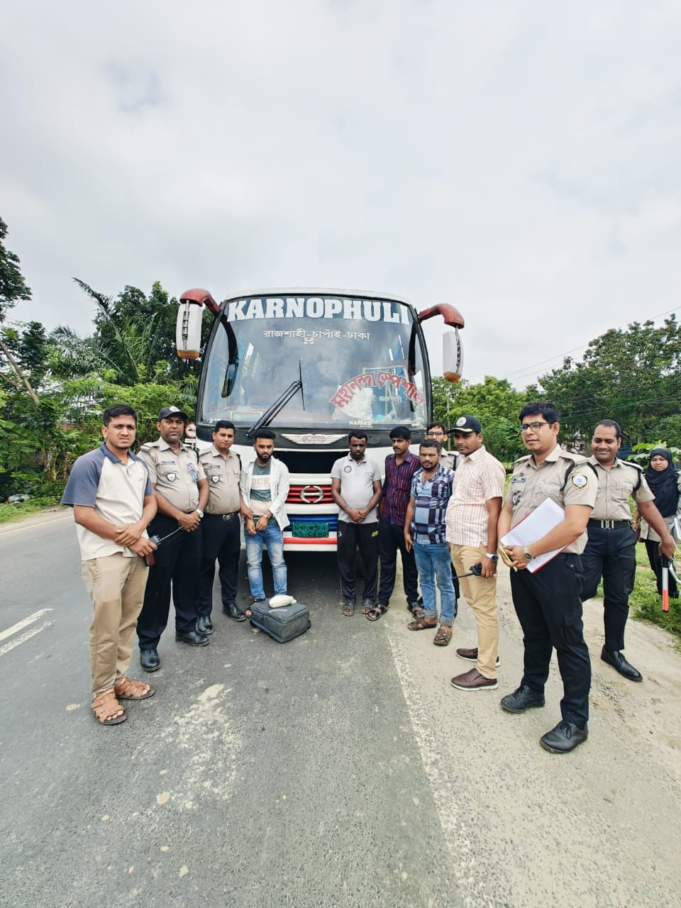 স্কুল ব্যাগে ১.৫ কোটি টাকার বিষ! রাজশাহীতে মাদকসহ গ্রেপ্তার ২৪ বছরের যুবক