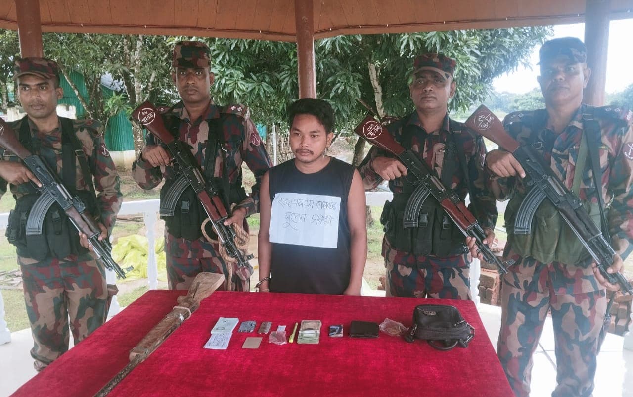 ১৯ হাজার টাকা ও অস্ত্রসহ লংগদুতে জেএসএস কালেক্টরকে হাতেনাতে ধরল বিজিবি