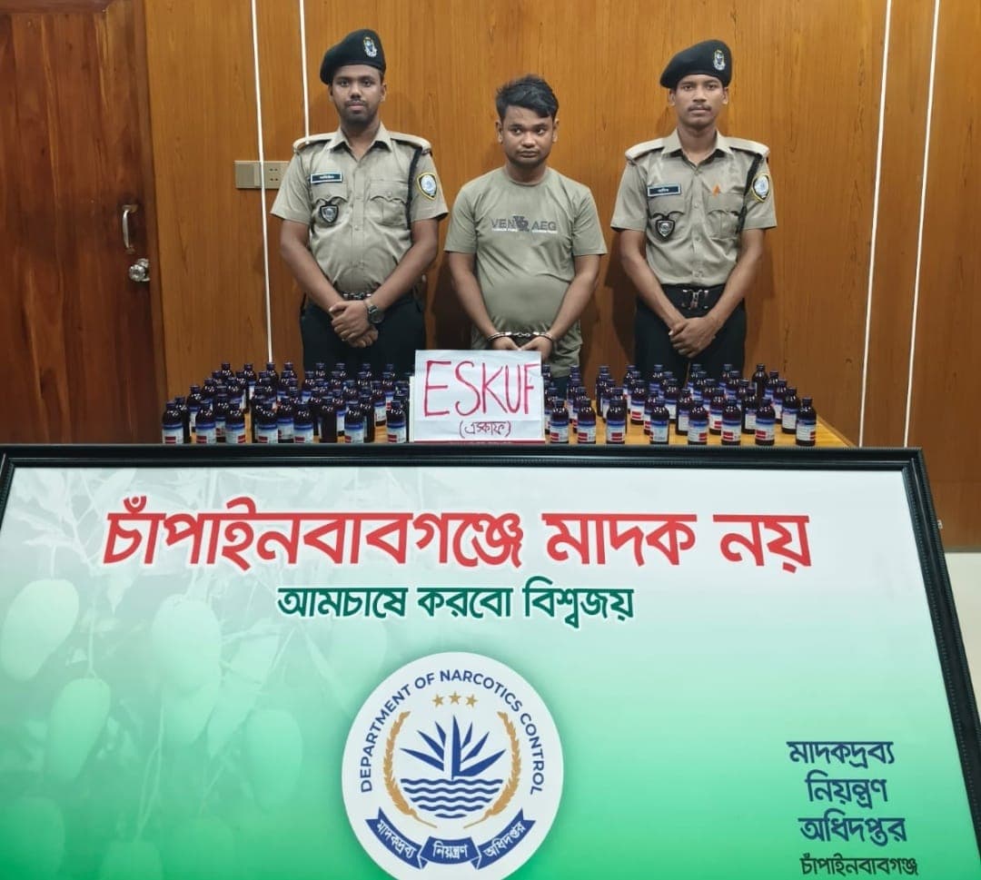 কুরিয়ারের আমের ক্যারেটে ১০০ বোতল মাদক উদ্ধার, গ্রেপ্তার ২০ বছরের যুবক