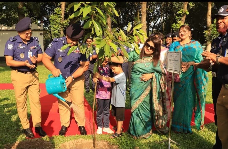চাঁপাইনবাবগঞ্জ জেলা পুলিশ লাইন্সে বৃক্ষরোপণ কর্মসূচি অনুষ্ঠিত
