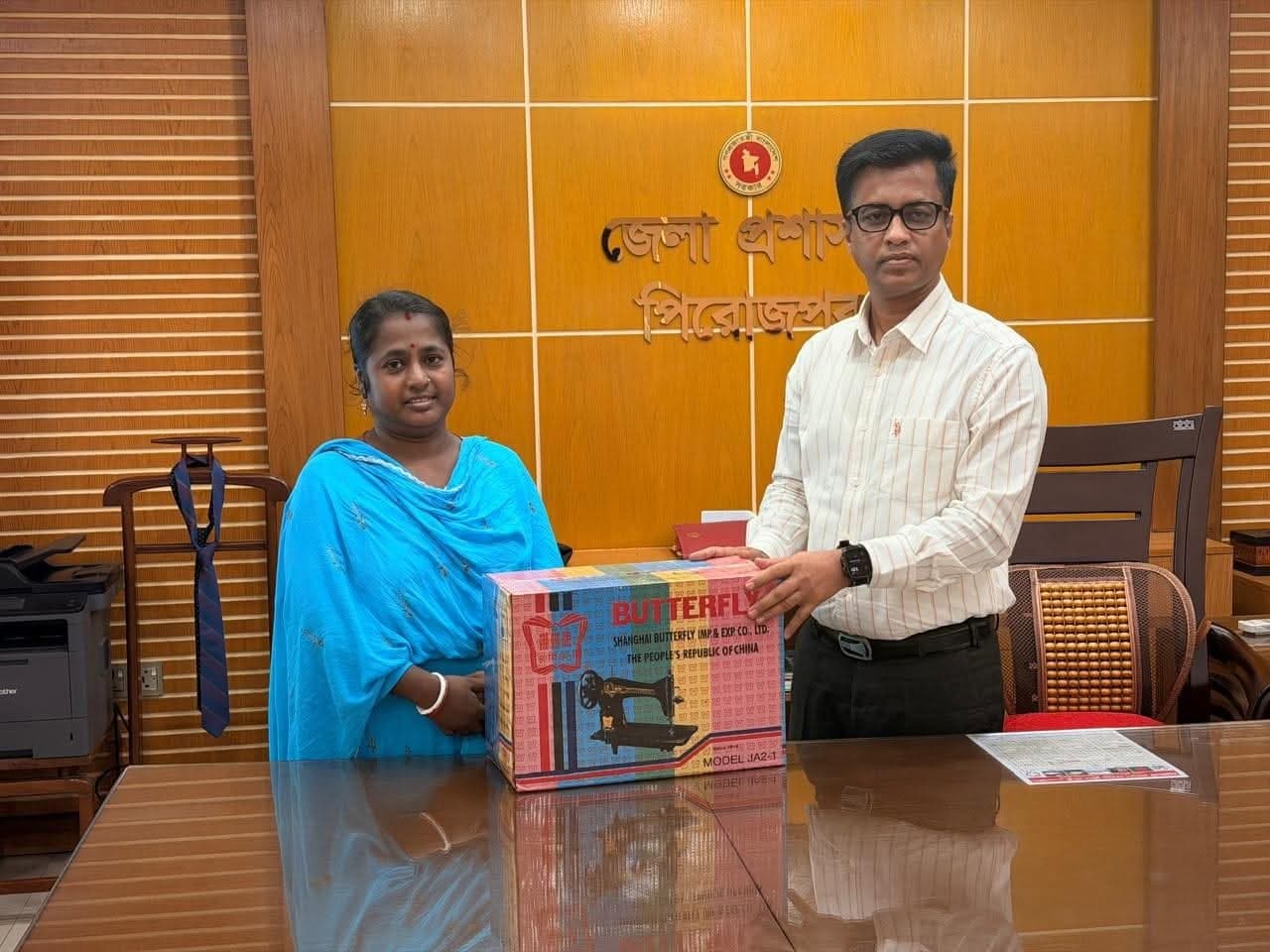 পিরোজপুরে জেলা প্রশাসনের উদ্যোগে ৩ অসহায় নারীকে সেলাই মেশিন বিতরণ