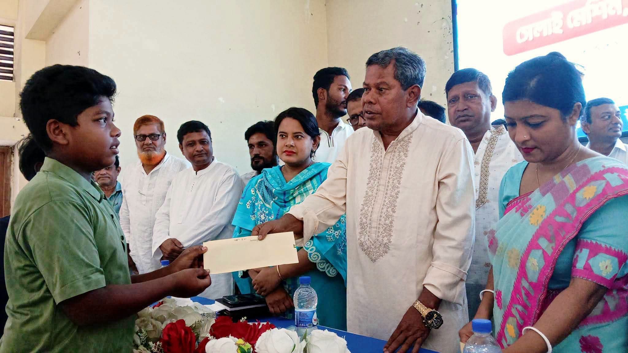 দিনাজপুরে ক্ষুদ্র নৃ-গোষ্ঠীর শিক্ষার্থী ও পরিবারের মাঝে শিক্ষাবৃত্তি, সাইকেল ও ঘর বিতরণ