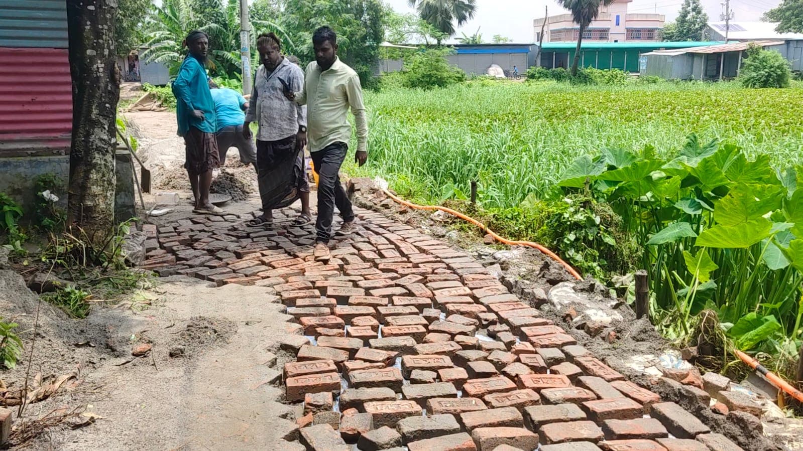 রূপগঞ্জে ১৭ বছর ধরে অবহেলিত সড়ক, নিজ অর্থায়নে ৫০০ মিটার সংস্কার করলেন কাউন্সিলর পদপ্রার্থী
