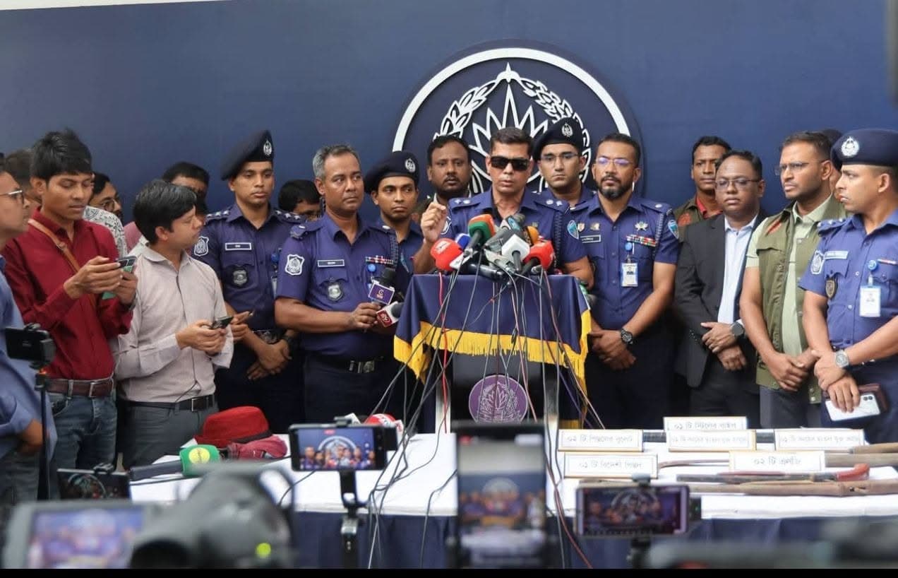 চট্টগ্রাম জেলা গোয়েন্দা (ডিবি) পুলিশের অভিযানে শীর্ষ সন্ত্রাসী ‘ডেভিড ইমন’সহ গ্রেফতার ৫