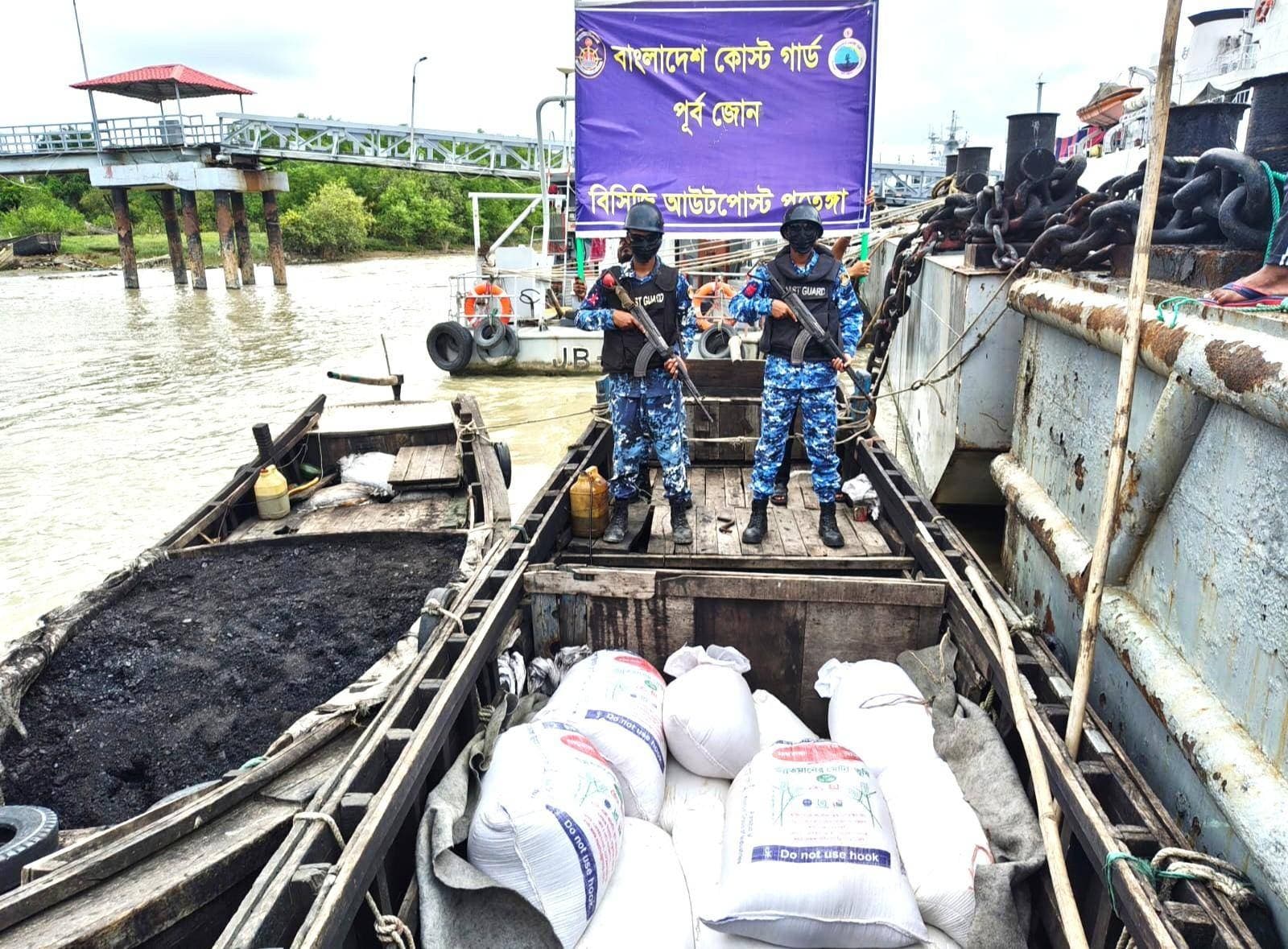 পতেঙ্গায় কোস্ট গার্ডের বড় অভিযান: জব্দ ১ টন খনিজ কয়লা ও ভুষিসহ দুটি বোট