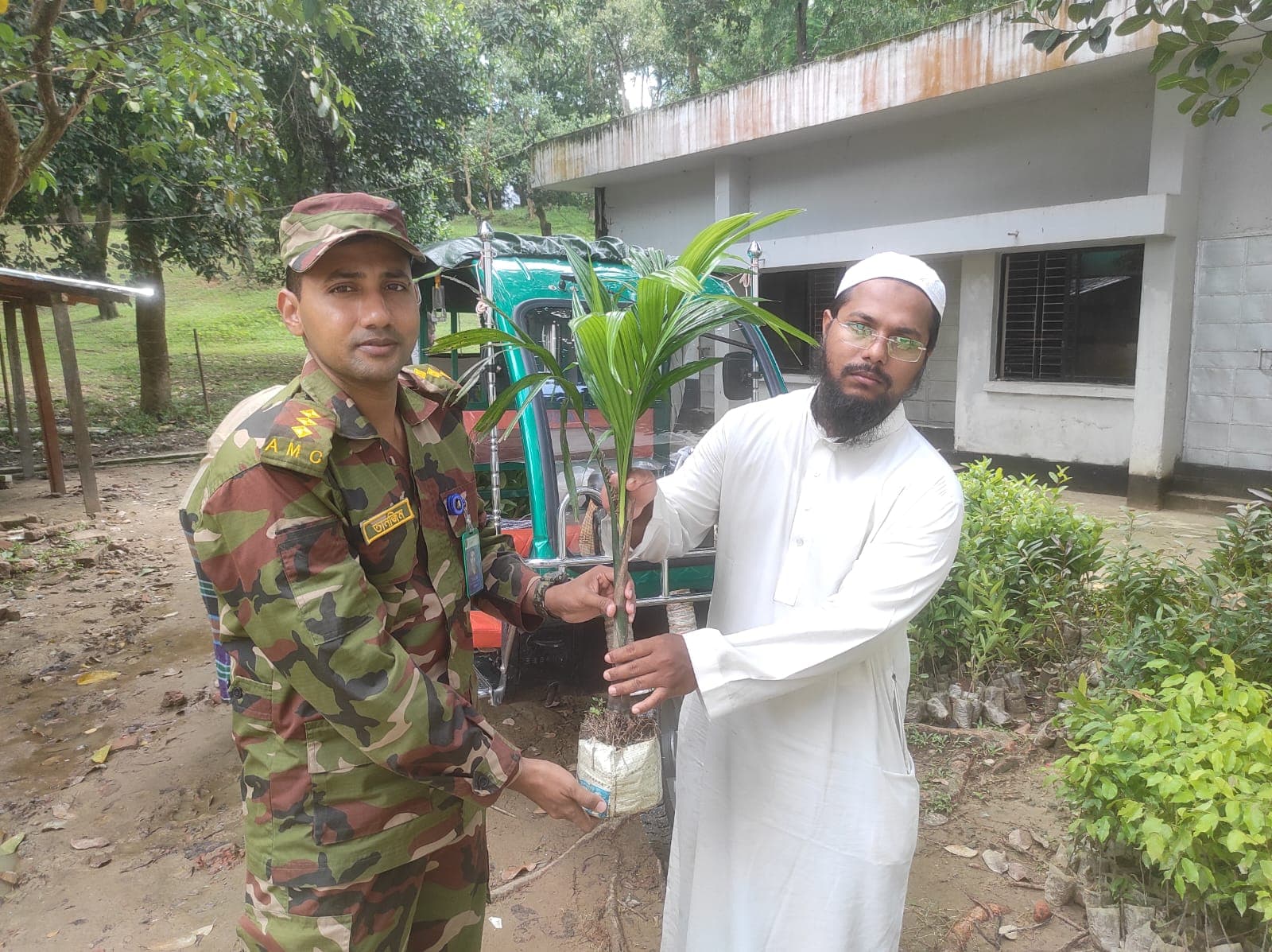 সবুজায়নে সেনাবাহিনীর ব্যতিক্রমী উদ্যোগ, খাগড়াছড়িতে ৩৫ হাজার চারা বিতরণ