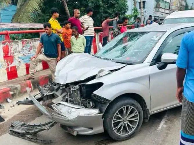 ব্রাহ্মণবাড়িয়া ফ্লাইওভারে কার, বাইক ও অটোরিকশার ত্রিমুখী সংঘর্ষে আহত ৩, পলাতক চালক ও জব্দ গাড়ি