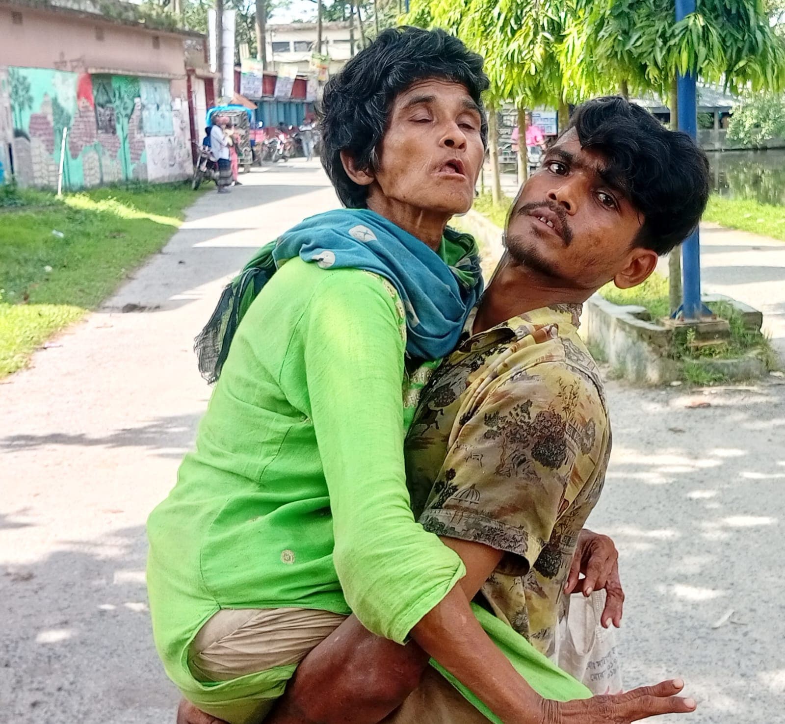 ঠিকানা শুধু রেলস্টেশন, অসুস্থ মাকে কাঁধে নিয়ে ভিক্ষা করে জীবন কাটছে ওবাইদুলের