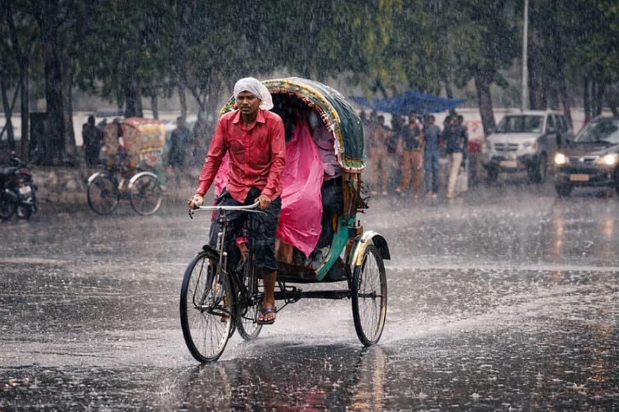 সতর্কবার্তা: আগামী ৫ দিন দেশজুড়ে বজ্রসহ অতি ভারী বৃষ্টির পূর্বাভাস দিল আবহাওয়া অফিস