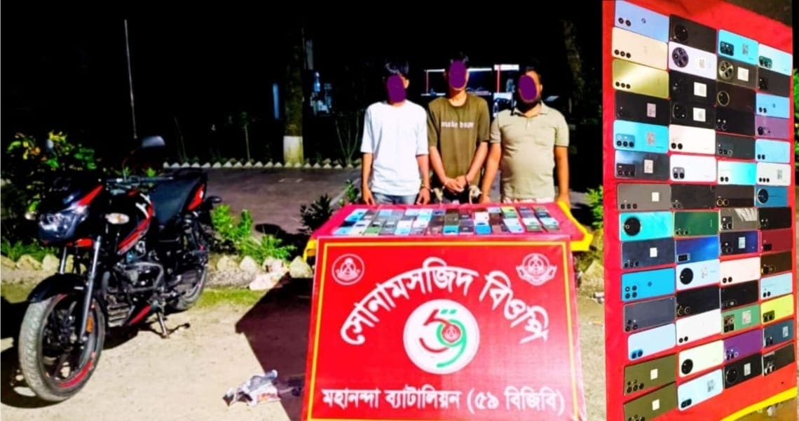 চাঁপাইনবাবগঞ্জ সীমান্তে ৫৯ বিজিবির অভিযানে চোরাই ২৮ লাখ টাকা মোবাইলসহ আটক -৩