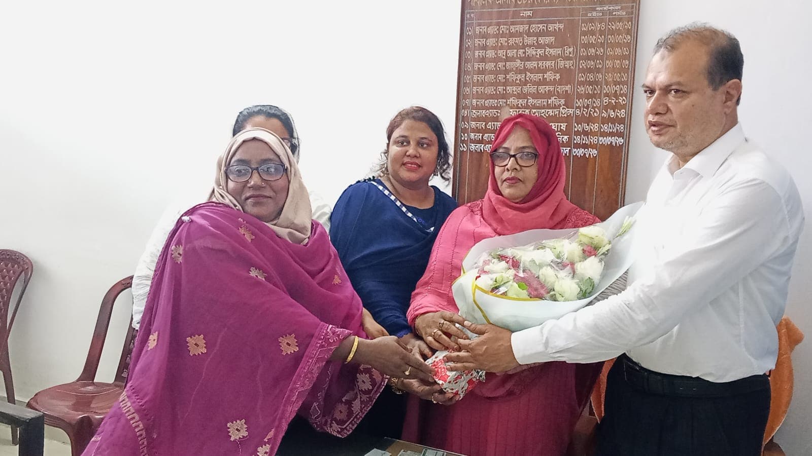 নবনির্বাচিত পিপি মিজানুর রহমান মিজানকে জেলা মহিলা দলের অভিনন্দন।