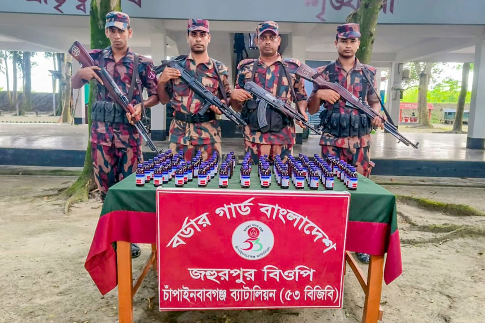 ফের চাঁপাইনবাবগঞ্জ সীমান্তে নেশাজাতীয় এস্কাফ সিরাপ জব্দ ৫৩ বিজিবি