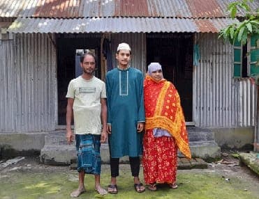 দারিদ্র্যকে জয় করে এসএসসিতে জিপিএ-৫ পেল জাহিদ, চিকিৎসক হতে চায়!