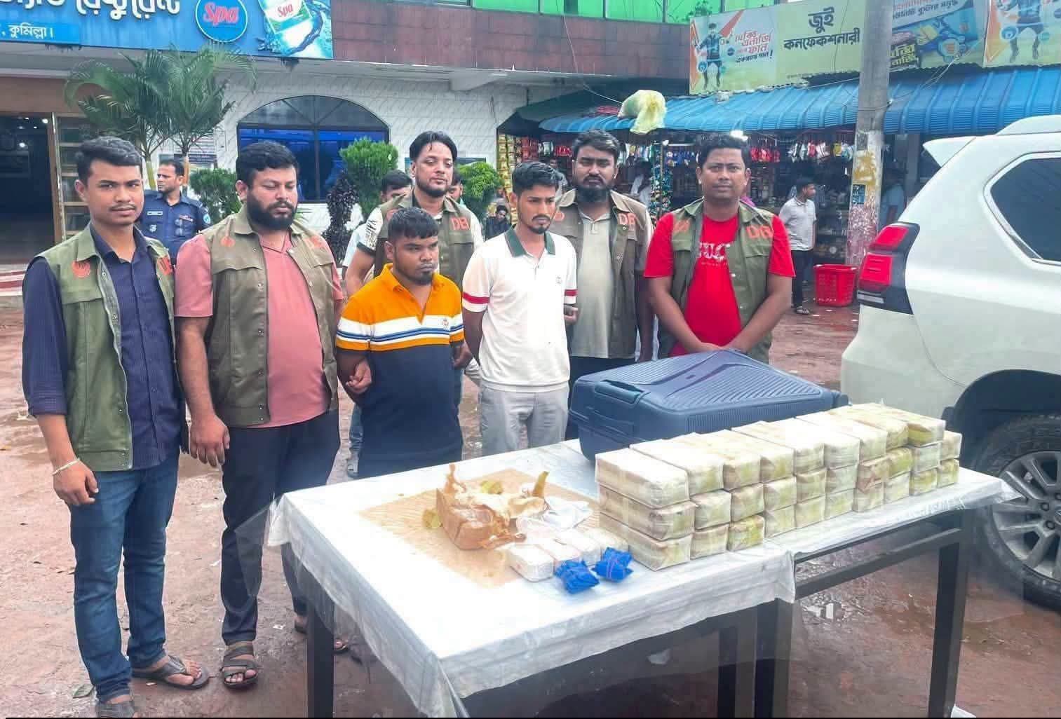কুমিল্লায় ৩ লাখ ইয়াবাসহ প্রাডো গাড়ি জব্দ, দুই মাদক কারবারি আটক