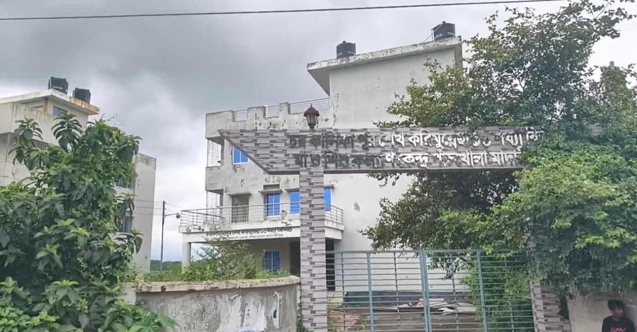 মাদারীপুরের হাসপাতালের নোটিশ ছাড়াই সরঞ্জাম নেওয়ার অভিযোগ, স্থানীয়দের বাধা