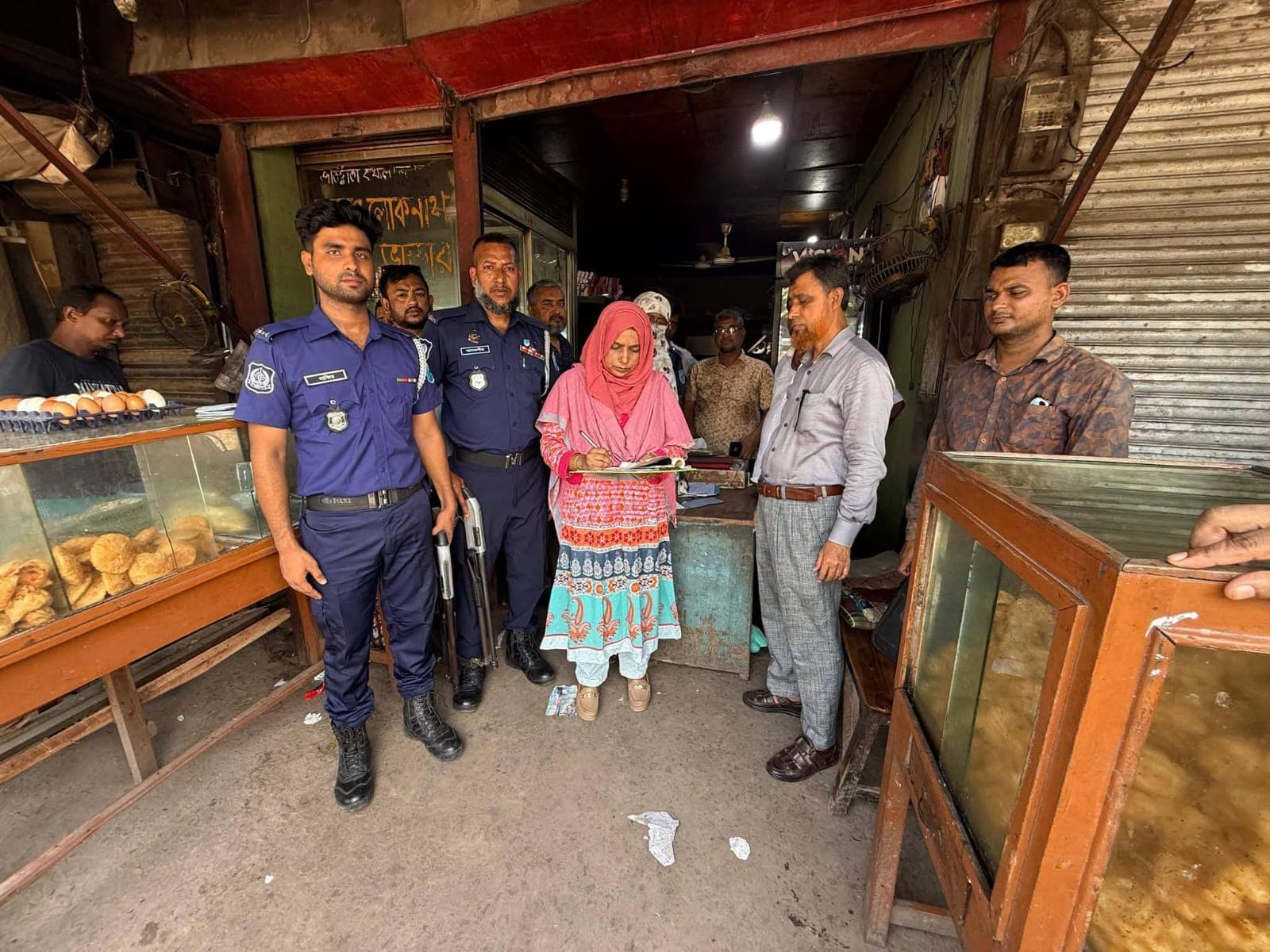 লাইসেন্সহীন ও অস্বাস্থ্যকর মিষ্টি কারখানায় অভিযান, নরসিংদীতে দুই প্রতিষ্ঠানকে ৫৫ হাজার টাকা জরিমানা