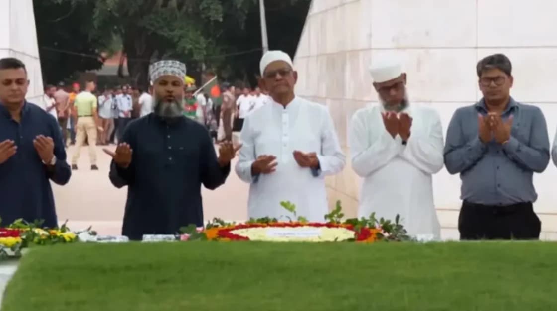 শপথের আগে জিয়াউর রহমান ও খালেদা জিয়ার কবরে শ্রদ্ধা জানালেন মির্জা ফখরুল